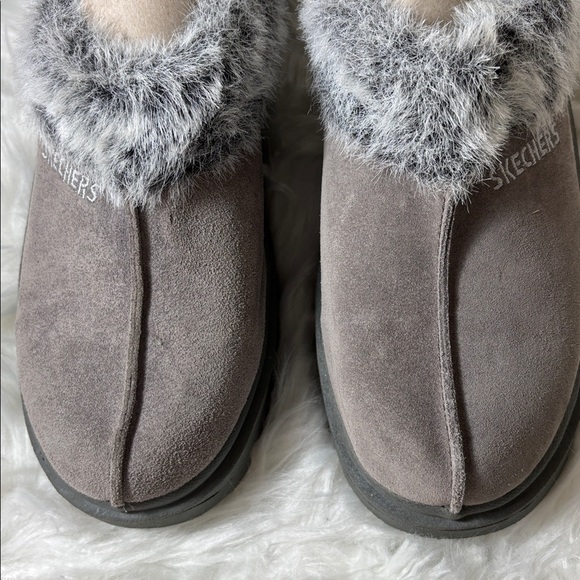 Skechers Women's Cozy Gray Slippers with Faux Fur - Picture 4 of 8